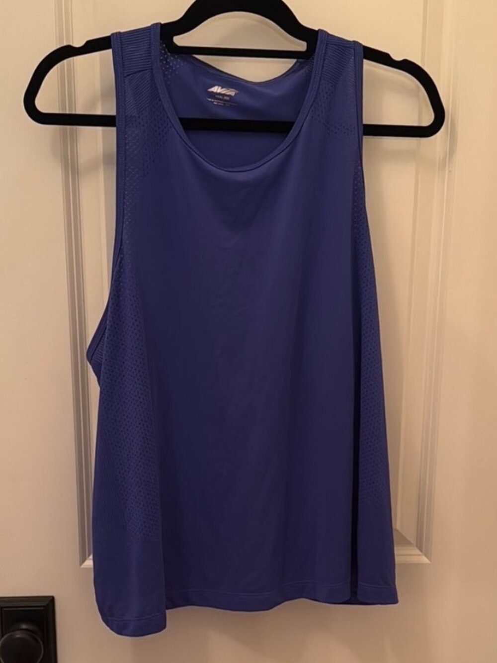 Tank Top with Moisture-Wicking Fabric🙂